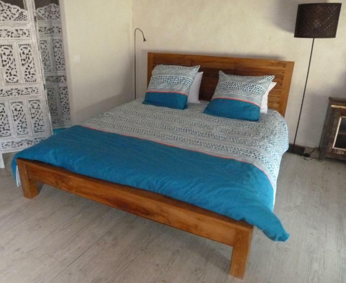 Bed and Breakfast Mas A Cheval-Blanc En Provence Exterior foto
