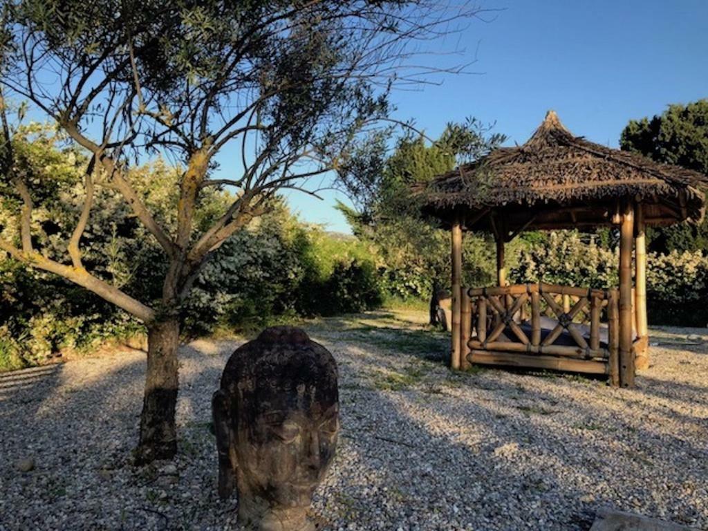 Bed and Breakfast Mas A Cheval-Blanc En Provence Exterior foto