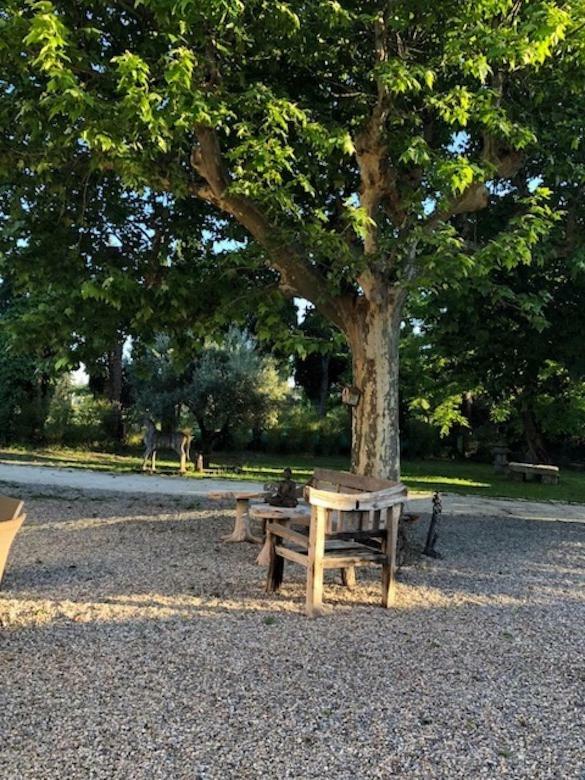 Bed and Breakfast Mas A Cheval-Blanc En Provence Exterior foto